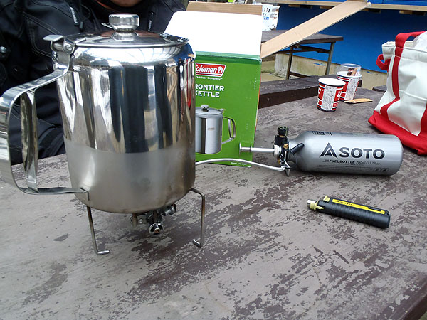 お湯をＳＯＴＯのバーナーで沸かす